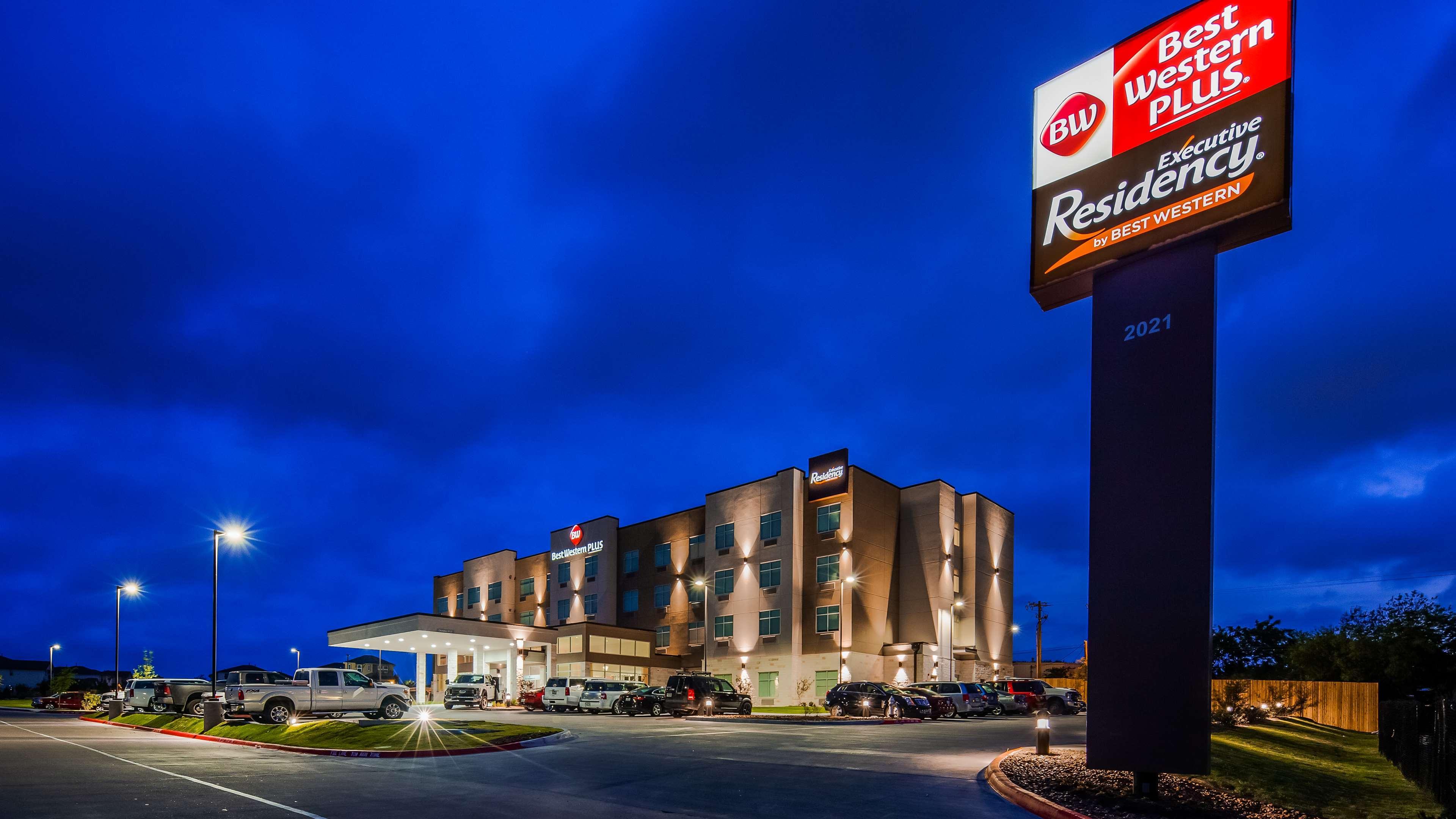 Best Western Plus Drayton Valley All Suites Экстерьер фото